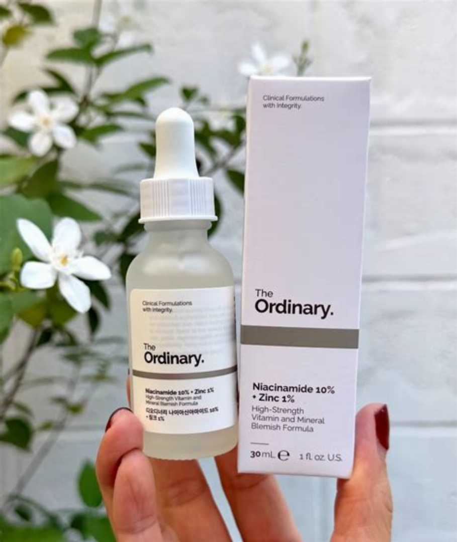 🌿 The Ordinary Niacinamide 10% + Zinc 1% 💙

✨ Say Goodbye to Acne Marks & Oily Skin! ✨

বারবার ব্রণ, অতিরিক্ত তেলতেলে ত্বক, বড় বড় pores বা ব্রণের দাগে বিরক্ত?

The Ordinary Niacinamide 10% + Zinc 1% হলো বিশ্বের অন্যতম জনপ্রিয় সিরাম, যা স্কিনকে পরিষ্কার, মসৃণ ও স্বাস্থ্যকর দেখাতে সাহায্য করে। নিয়মিত ব্যবহারে ত্বক আরও balanced এবং fresh দেখাতে পারে।

💧 কেন এটি এত জনপ্রিয়?

✨ অতিরিক্ত Oil Control করতে সাহায্য করে
✨ Acne Marks-এর appearance ধীরে ধীরে কমাতে সহায়তা করে
✨ Pores-এর দৃশ